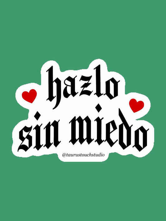 Sticker with 'hazlo sin miedo' text on a green background